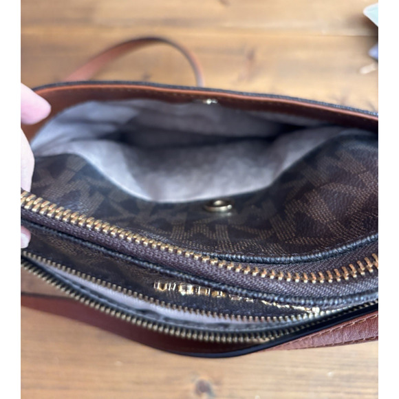 Michael Kors Signature Bedford Logo Flat Crossbody Bag - Picture 8 of 11